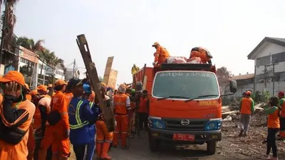 Petugas gabungan membersihkan sampah di lokasi penataan Jalan Agung Perkasa VIII, Tanjung Priok (utara.jakarta.go.id)