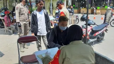 Sebagai ilustrasi: Sejumlah pelanggar yang terjaring razia masker di Pasar Gamping, sedang mengisi data diri, Kamis (9/9/2020). (kontributor/uli febriarni)