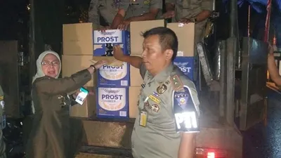 (ilustrasi) Aparat gabungan Satpol PP Kota Depok, Polresto Depok dan TNI, merazia kafe yang melanggar aturan Pembatasan Sosial Berskala Besar (PSBB) Proposional, Jumat (30/10) malam. Dalam razia kafe yang terletak di Jalan Raya Bogor ditemukan ratusan botol minuman keras (miras) yang disembuyikan di dalam mobil pemilik kafe. (Foto: Republika/Rusdy Nurdiansyah )