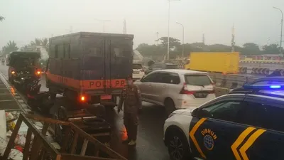 Suasana razia manusia gerobak, pengemis, atau penyandang masalah kesejahteraan sosial (PMKS) lainnya oleh Satpol PP di kawasan Cawang, Jakarta Timur, Jumat (1/5/2020).  Ayojakarta/Hendy Dinata