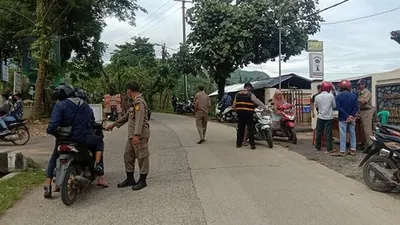 Operasi masker sasar titik keramaian di Cigudeg Bogor. (dok)