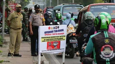Satpol PP DKI Jakarta menggelar Operasi Tertib Masker (Operasi Tibmask) di Jalan Raya Bogor, Kecamatan Ciracas, Jakarta Timur, Senin (10/8/2020). (dok Instagram Satpol PP DKI)