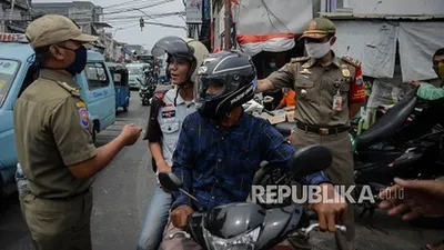 Petugas Satpol PP melakukan razia masker di kawasan Jatinegara, Jakarta (ilustrasi) Foto: Republika/Thoudy Badai