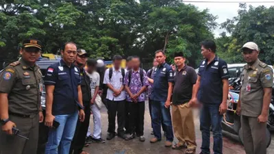 Razia pelajar yang membolos saat jam sekolah digelar Satpol PP Jakbar di kawasan Cengkareng Timur, Cengkareng.  (Beritajakarta.id/Rudi Hermawan)