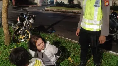 Polisi mengamankan dua pelaku penabrak petugas saat razia PSBB di Cilandak, Jakarta Selatan, Sabtu (9/5/2020)