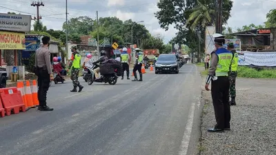 Petugas gabungan melaksakan giat penyekatan kendaraan di Pos Cikunir Kecamatan Singaparna. (Ayotasik.com/Irpan Wahab)