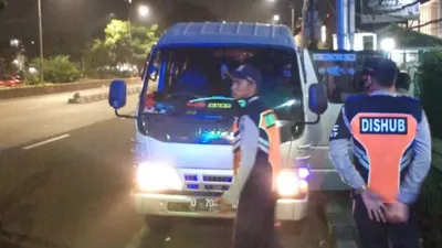 Razia pemudik dilakukan Sudin Perhubungan Jakarta Utara dengan memberhentikan mobil-mobil minibus jenis Elf. (Sudin Kominfotik Jakut)