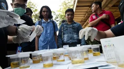 Mahasiswa dan Dosen melakukan tes urine saat patroli cipta kondisi gabungan P4GN di Universitas Nasional, Jakarta, Selasa (25/6/2019). Satuan Reserse Narkoba Polres Metro Jakarta Selatan bekerja sama dengan BNN Kota Jakarta Selatan menggelar patroli cipta kondisi gabungan P4GN (Pencegahan dan Pemberantasan Penyalahgunaan dan Peredaran Gelap Narkoba) untuk mencegah peredaran narkotika di lingkungan kampus. ANTARA FOTO/Galih Pradipta/ama.