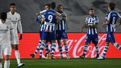Para pemain Alaves merayakan gol kemenangan atas Real Madrid. (Foto: AFP)