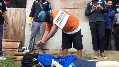 Adegan tersangka S menghantamkan palu ke kepala korban hingga tewas. (Batamnews/Adi)