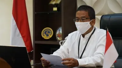 Rektor UNS, Prof Jamal Wiwoho dalam jumpa pers secara daring, Senin (27/4/2020). (dok Humas UNS)