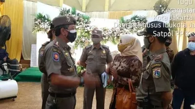 Petugas mendatangi acara resepsi pernikahan di sebuah gedung di wilayah Koja, Jakarta Utara, karena melanggar PSBB Jakarta, Senin (18/1/2021). [Ist]
