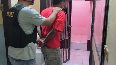 SH saat digelandang ke Polsek Dayeuhkolot, Bandung