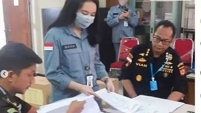 Petuas Bea Cukai tengah memeriksa berkas-berkas kepabeanan Putra Siregar (dok Instagram Kanwil Bea Cukai Jakarta)