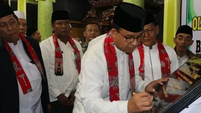 Gubernur Anies Baswedan menandatangani prasasti peresmian Masjid At-Taqwa di Kelurahan Rawa Terate (timur.jakarta.go.id)