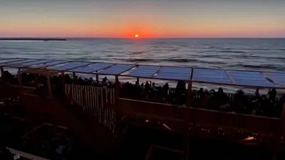 Sunset di Maldive Gaza, restoran dan kafe dengan suasana Maladewa di Gaza. (REUTERS)