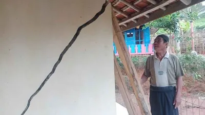 Madin (56) Kampung Gandasoli, Desa Bojonggambir, Kecamatan Bojonggambir, Kabupaten Tasikmalaya saat melihat kondisi retakan rumahnya. (Ayotasik/Irpan Wahab)