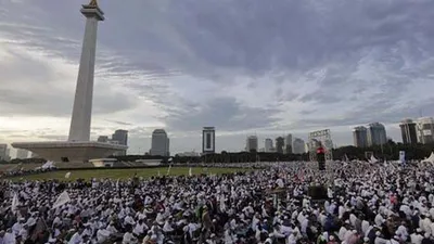 Puluhan ribu orang berkumpul dalam Reuni Akbar Alumni 212 di lapangan Monas, Jakarta. (CNN Indonesia/Adhi Wicaksono)