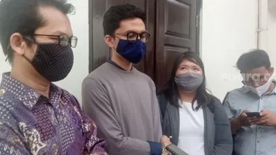 Pegiat demokrasi Ravio Patra seusai gugatan praperadilan ditolak hakim PN Jakarta Selatan. (Suara.com/Arga).