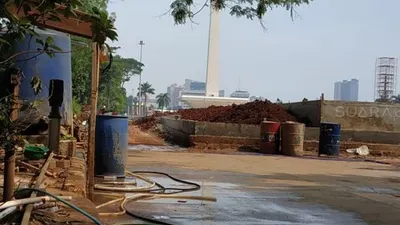 Proyek revitalisasi sisi selatan Monumen Nasional, Jakarta Pusat (Suara.com/Fakhri)