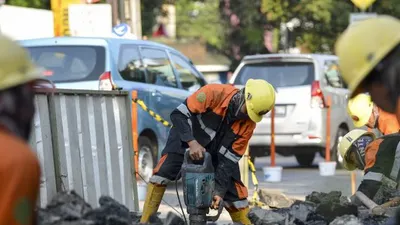 Pekerja membongkar trotoar lama di Jalan Cikini Raya, depan Taman Ismail Marzuki (TIM), Jakarta, Rabu (19/6/2019). Antara Foto