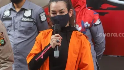 Penyanyi Reza Artamevia memberikan keterangan kepada awak media usai dirinya kembali ditangkap akibat penyalahgunaan narkoba di Polda Metro Jaya, Jakarta, Minggu (6/9). [Suara.com/Alfian Winanto]