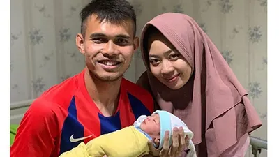 Rezaldi Hehanusa bersama istri dan putranya yang baru lahir/Instagram