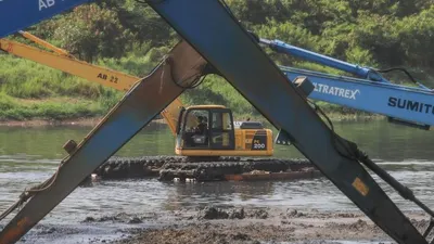Pengerukam di Waduk Ria Rio Jaktim dilakukan untuk menambah daya tampung air sebagai antisipasi banjir musiman/ Suara.com