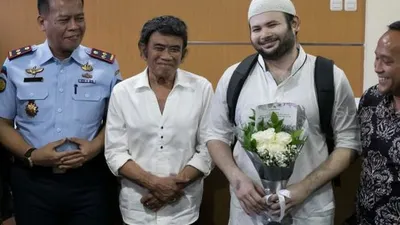 Aktor sekaligus penyanyi Ridho Rhoma didampingi ayahnya Rhoma Irama ketika keluar dari Rutan Salemba, Jakarta Pusat, Rabu (08/01). [Suara.com/Alfian Winanto