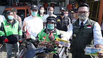 Gubernur Jawa Barat Ridwan Kamil menyalurkan bantuan kepada warga terdampak Covid-19