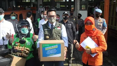 Gubernur Jawa Barat, Ridwan Kamil, memantau pendistribusian perdana bantuan sosial Pemprov Jabar oleh PT Pos Indonesia ke jutaan rumah tangga sasaran.