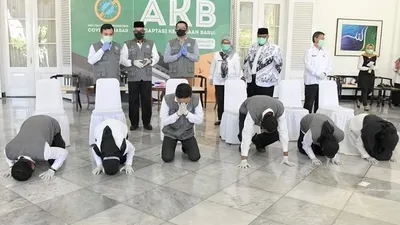 Keterharuan perwakilan para guru honorer Jawa Barat yang mendapatkan SK Gubernur  tentang tambahan tunjangan Rp1,5 juta per bulan/@ridwankamil
