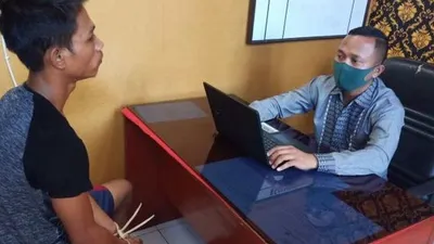 Rio Primananda, pelaku pemerkosaan terhadap nenek kandung dimintai keterangan di kantor polisi. [Kabar Medan]