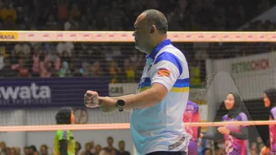 Ekspresi pelatih Bandung bjb Tandamata, Risco Herlambang usai timnya menang atas Jakarta PGN Popsivo Polwan di GOR Tri Dharma, Gresik, Sabtu (29/2/2020). (Ayojakarta.com/ Budi Cahyono)