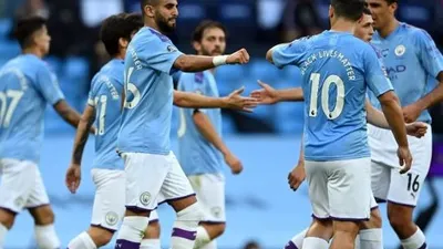 Winger Manchester City, Riyad Mahrez (kiri) merayakan golnya ke gawang Burnley dalam laga lanjutan Liga Inggris 2019/2020 di Etihad Stadium, Manchester, Selasa (23/6/2020) dini hari WIB. [Shaun Botterill / POOL / AFP]