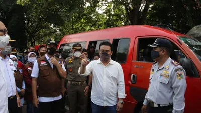 Wakil Gubernur DKI Jakarta, Ahmad Riza Patria meninjau angkutan umum di Terminal Grogol/ dok Humas