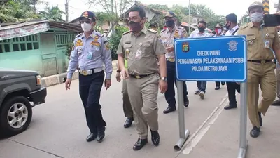 Wakil Gubernur DKI Jakarta, Ahmad Riza Patria, memeriksa check point PSBB di Kalimalang, Jakarta Timur, Senin (1/6/2020). (Dok. Humas Pemprov DKI)