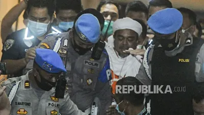 Imam Besar FPI Muhammad Rizieq Shihab ditahan usai menjalani pemeriksaan di Mapolda Metro Jaya, Jakarta, Minggu (13/12/2020)/ Republika