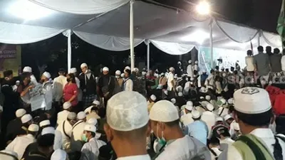 Kerumunan massa yang hadir i kediaman Pentolan FPI Rizieq Shihab pada 29 November lalu terlihat banyak yang tak bermasker, dan tak menjaga jarak di tengah pandemi. Itu jelas melanggar protokol kesehatan yang diterapkan DKI Jakarta dalam PSBB Transisi yang diyujukan untuk melindungi masyarakat dari penularan Viris Covid-19/ Suara.com