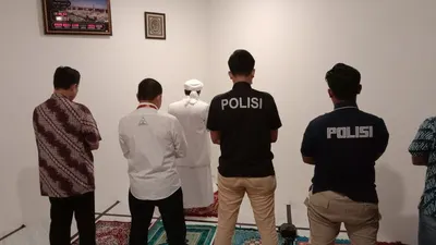 Diperlakukan Humanis, Polisi Ajak Rizieq Shihab Salat Magrib Berjamaah