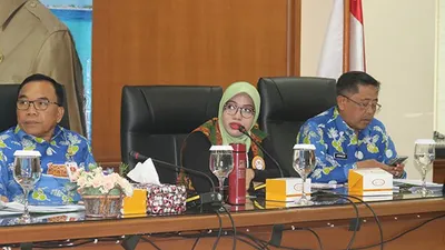 Wakil Ketua KPID Jakarta Rizky Wahyuni saat kampanye  edukasi Penonton Cerdas di hadapan jajaran Pemkab Kepulauan Seribu, Jakarta Utara, Kamis (26/9/2019)/KPID Jakarta