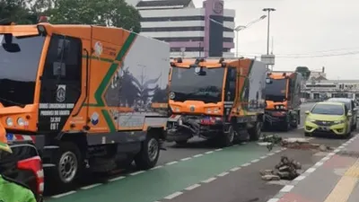 Road sweeper dikerahkan untuk membersikan ruas jalan sebelum disemprot disinfektan, Minggu (22/3/2020) (Berita Jakarta/Nurito)