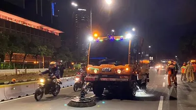 Road sweeper Dinas Lingkungan Hidup (DLH) DKI Jakarta mengangkut sampah pascademo tolak Omnibus Law UU Cipta Kerja Selasa 13 Oktober 2020/dok: Twitter @dinaslhdki