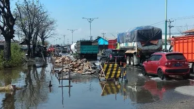 Kondisi rob di wilayah Sayung perbatasan Semarang-Demak membuat arus lalu lintas tersendat, Jumat (5/6/2020). (Ayosemarang.com/Afri Rismoko)