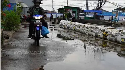[ilustrasi] Sejumlah warga Desa Sriwulan, Sayung, Demak beraktivitas di tengah banjir rob yang merendam wilayah permukiman mereka, Selasa (2/5/2020). (Ayosemarang.com/Kemmy Wijaya)