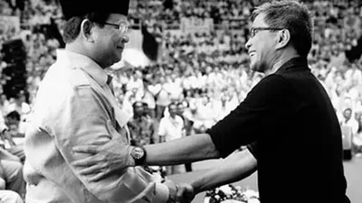 Rocky Gerung berjabat tangan dengan Ketua Umum DPP Partai Gerindra, Prabowo Subianto/IG Prabowo