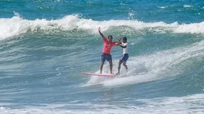 Aksi surfer Filipina, Roger Casugay, menolong Arip Nurhidayat saat keduanya berkompetisi memperebutkan medali emas di nomor longboard putra SEA Games 2019. (Foto: Twitter @Jokowi)