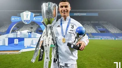 Cristiano Ronaldo berfoto bersama Piala Super Italia, Kamis (21/1/2021), dini hari WIB.  Ronaldo menjadi pencetak gol tersubur sepanjang masa. (Twitter Juventus)