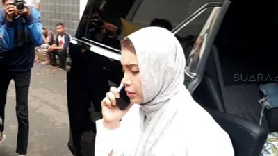 Rossa mengenakan pakaian serba putih datang melayat di rumah duka suami BCL, Ashraf Sinclair (Suara.com/Yuliani)