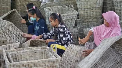 Kerajinan rotan pelaku UMKM di Kabupaten Majalengka diekspor ke Afrika Selatan di tengah pandemi Covid-19. (ist)
